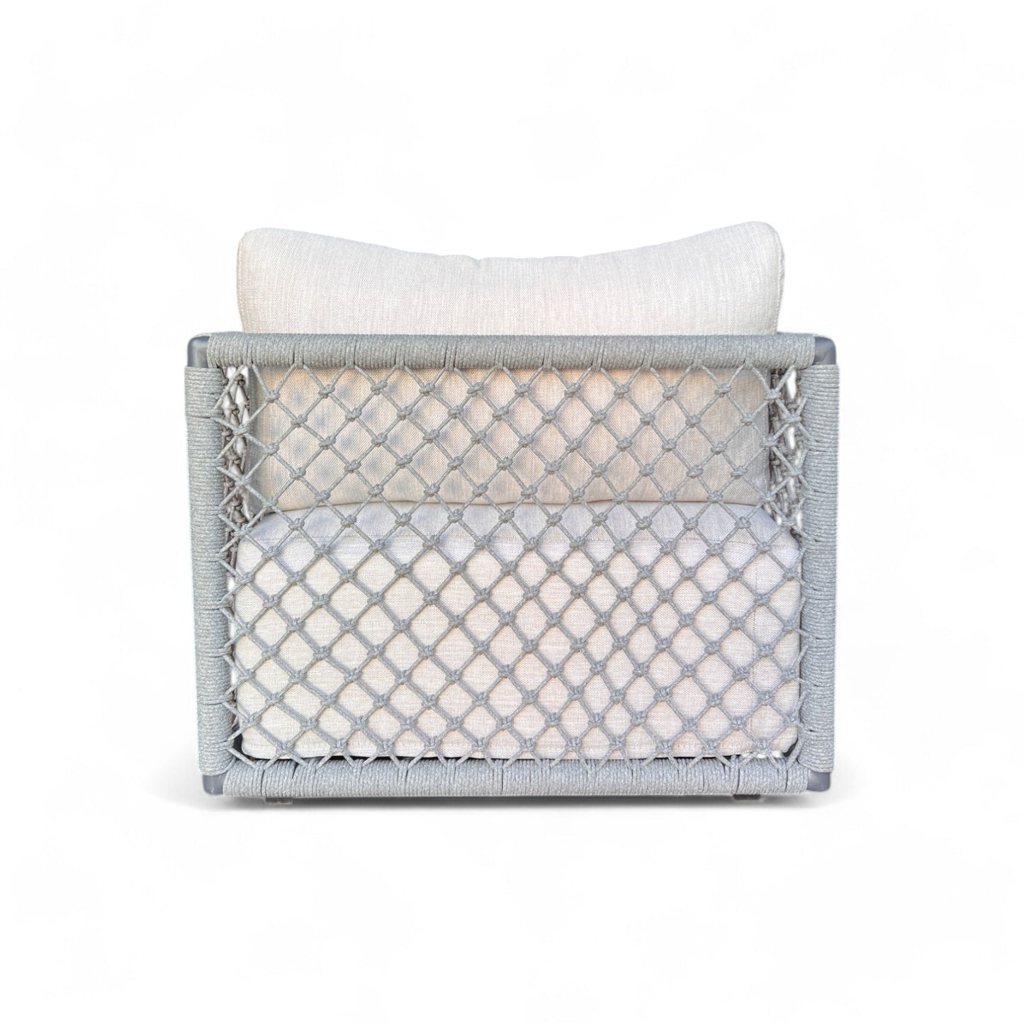 El OCEAN sillón de exterior de aluminio y cuerda gris (80×83×62 cm), estilo moderno, con cojín impermeable claro y respaldo a juego, se muestra de frente sobre fondo blanco.