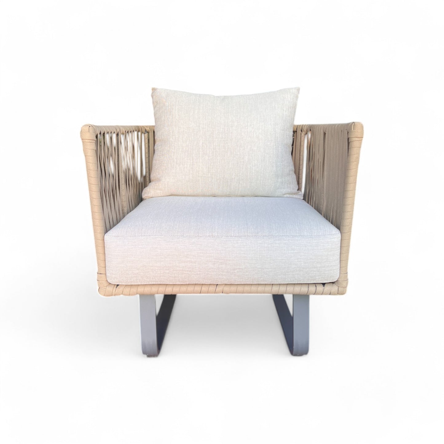 Un moderno sillón de exterior INDIGO de aluminio y cuerda beige (80×75×75 cm), con cojines de color beige claro, sobre un fondo blanco liso.