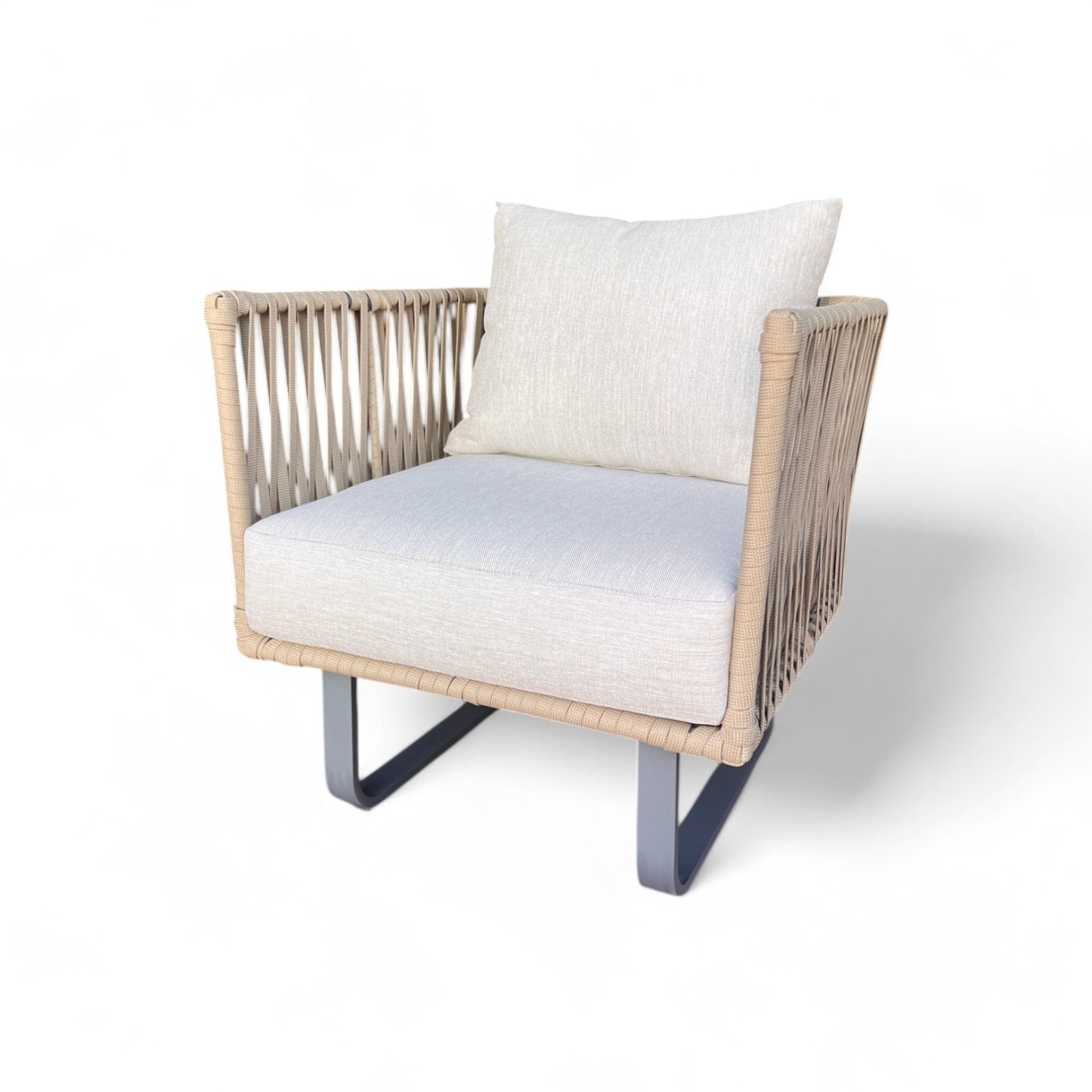 El sillón de exterior INDIGO presenta una estructura de cuerda beige y aluminio con cojines ligeros (80×75×75 cm), ofreciendo un estilo moderno para su espacio exterior. Se presenta sobre un fondo blanco liso.