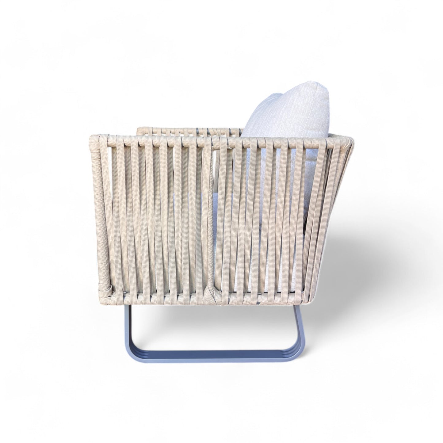 El Sillón de exterior aluminio y cuerda beige 80 × 75 × 75 cm de INDIGO, de estilo moderno, con estructura tejida y base metálica, es ideal como mobiliario de exterior. Se muestra de lado sobre fondo blanco.