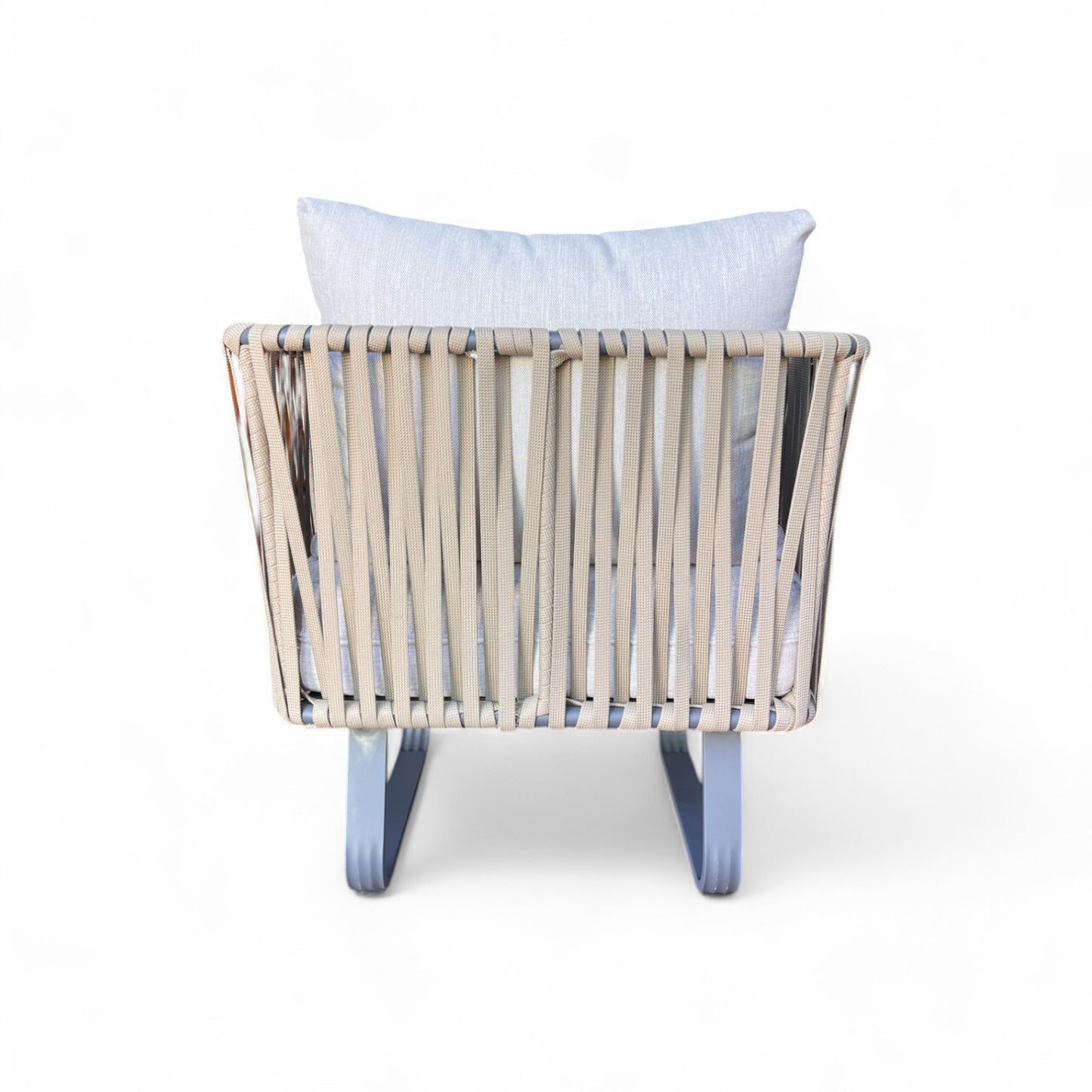 Sillón de exterior INDIGO de aluminio y cuerda beige, estilo moderno, 80 × 75 × 75 cm, con respaldo tejido y cojín azul claro, visto desde atrás sobre fondo blanco.