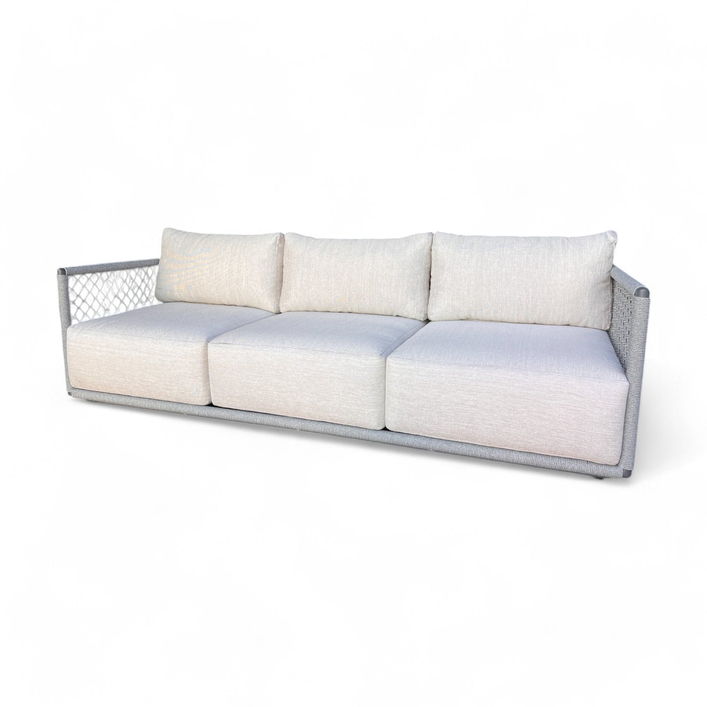 La Sofá 3 plazas de exterior OCEAN, con estructura de aluminio y cuerda gris (220×83×62 cm), presenta un estilo moderno con cojines claros y diseño lateral en malla, sobre fondo blanco.