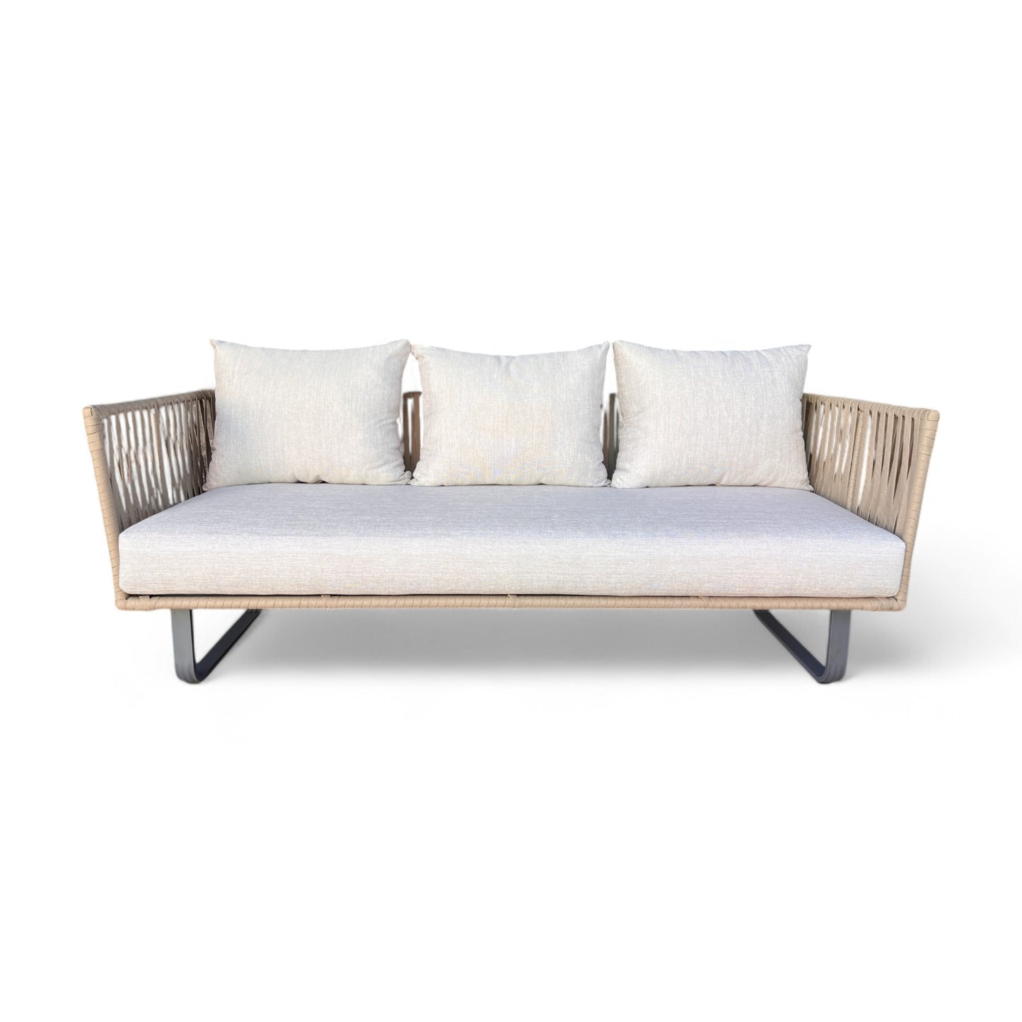 El INDIGO Sofá 3 plazas de aluminio y cuerda beige (200×75×75 cm) es un sofá moderno para exterior, con estructura clara, tres cojines gris claro y laterales de cuerda tejido, presentado sobre fondo blanco.
