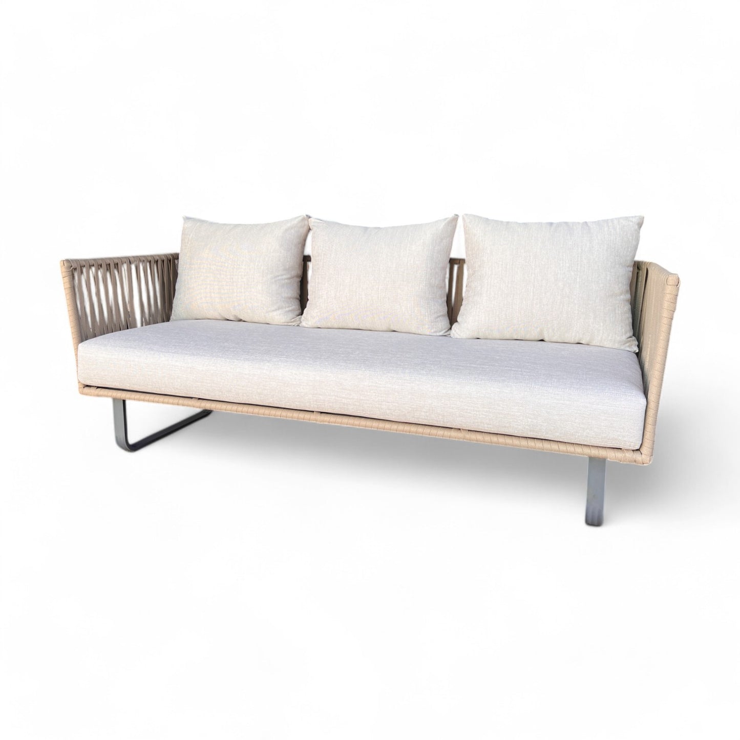 El INDIGO Sofá 3 plazas de aluminio y cuerda beige (200×75×75 cm) para exterior, estilo moderno, con cojín claro y tres almohadas, laterales de cuerda y patas metálicas sobre fondo blanco.