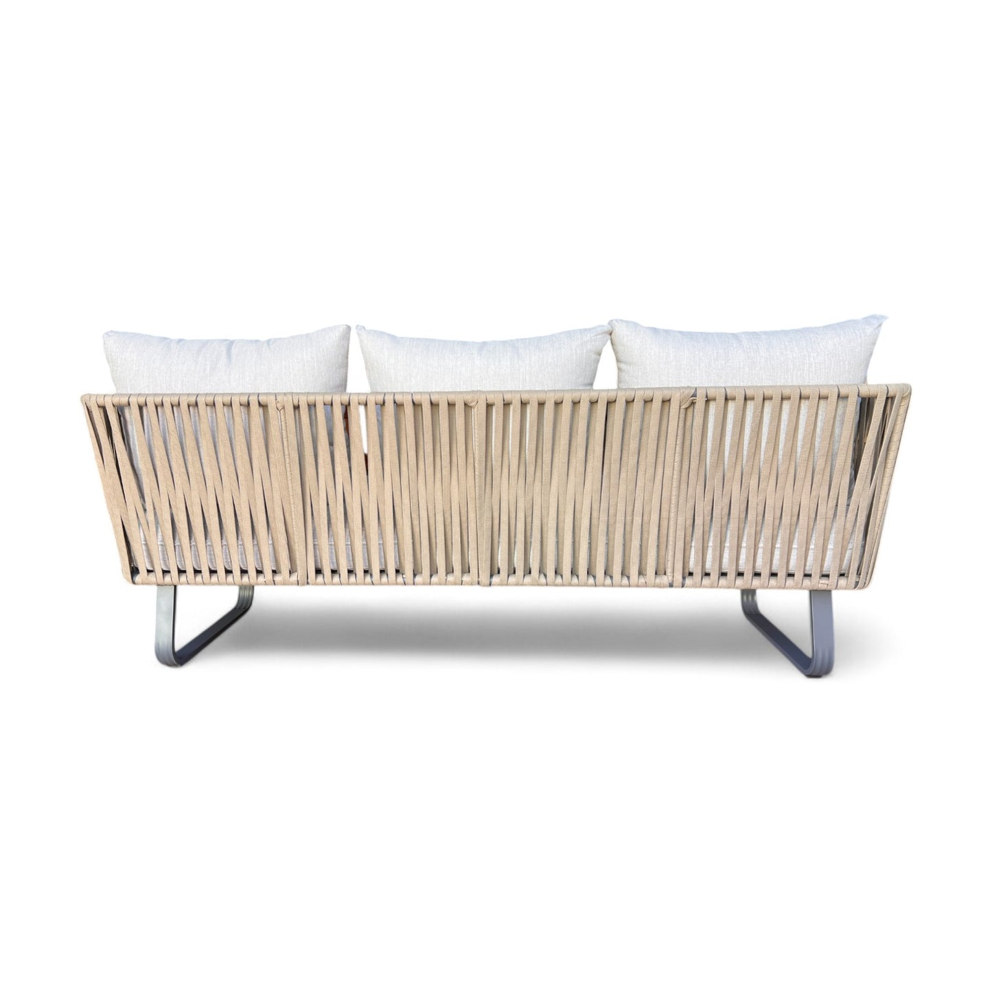 Sofá 3 plazas de aluminio y cuerda beige INDIGO (200×75×75 cm), estilo moderno para exterior, con respaldo de lamas, cojines blancos y patas negras. Ideal como sofá terraza impermeable para espacios al aire libre con estilo.
