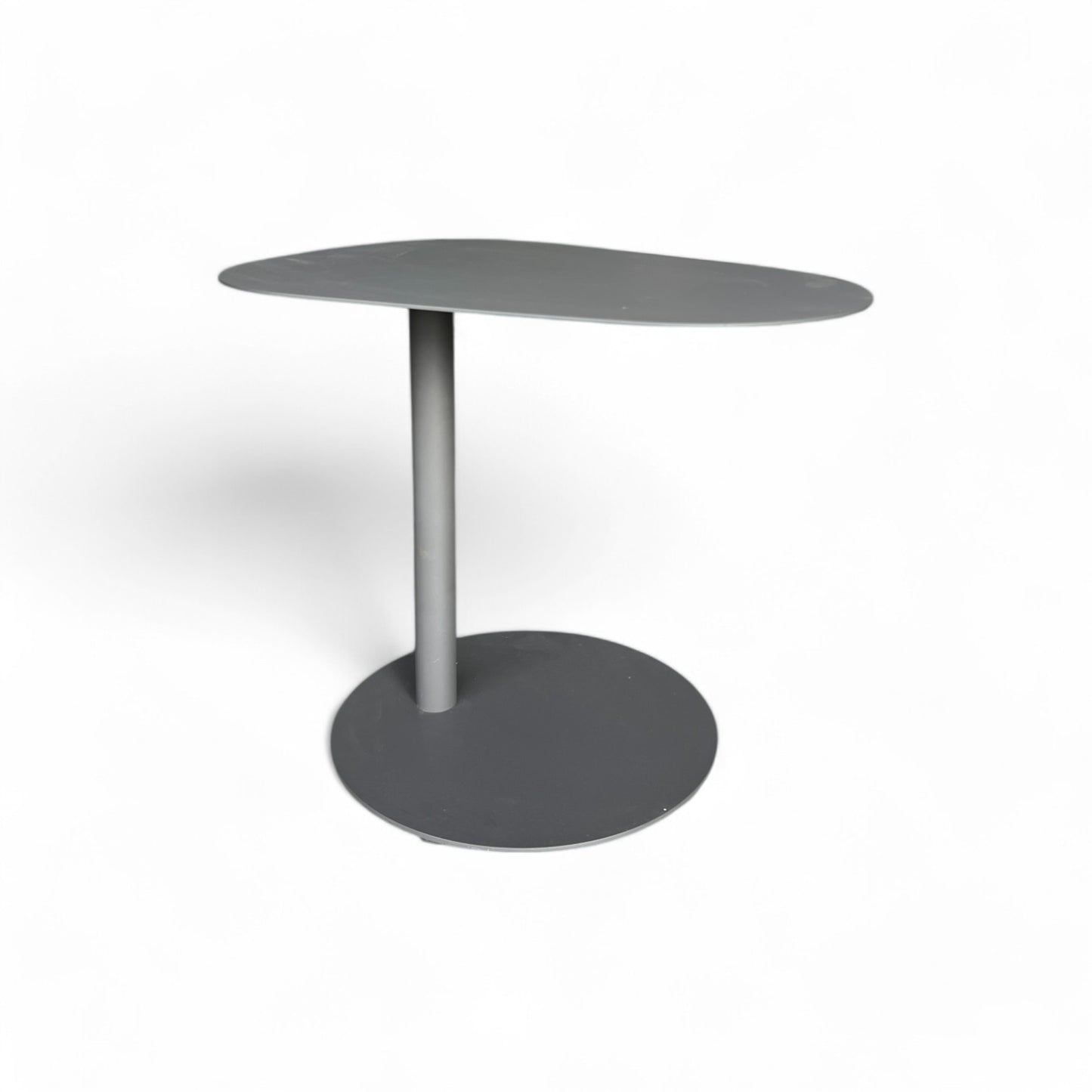 La mesa auxiliar de exterior INDIGO, de aluminio antracita (53 × 38 × 50 cm), presenta estilo moderno y es perfecta para espacios contemporáneos al aire libre.