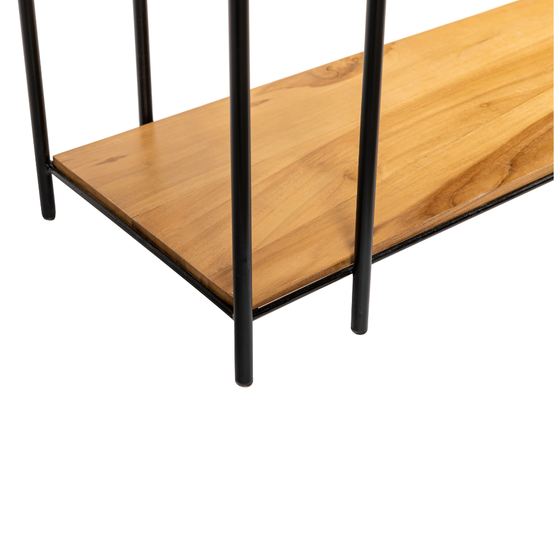 Primer plano de la Estantería Industrial de Madera y Metal Detroit, que presenta un estante de madera elaborado con teca y cuatro patas de metal negro, resaltando su estilo industrial.