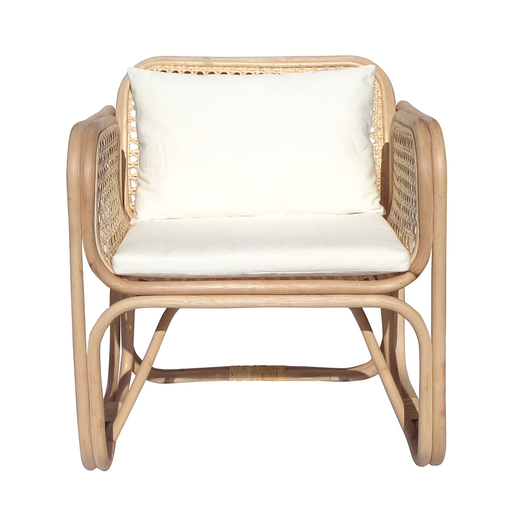 El Sillón de Bambú y Ratán Flamingo presenta una estructura de madera curvada, laterales y respaldo de ratán tejido y cojines blancos, que aportan un toque de diseño moderno a cualquier espacio.