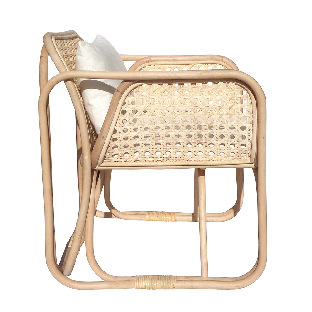 El Sillón de Bambú y Ratán Flamingo ofrece diseño moderno y comodidad, ideal para cualquier espacio e incluye un cojín.