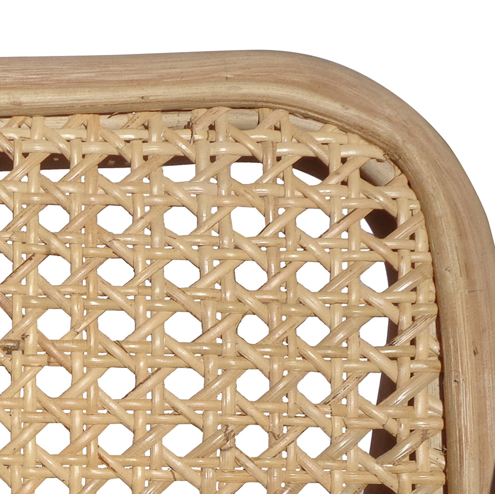 Primer plano de un asiento de caña tejida con marco rectangular de madera, en el que destaca el detallado dibujo entrecruzado y el claro color natural del Sillón de Bambú y Ratán Flamingo.