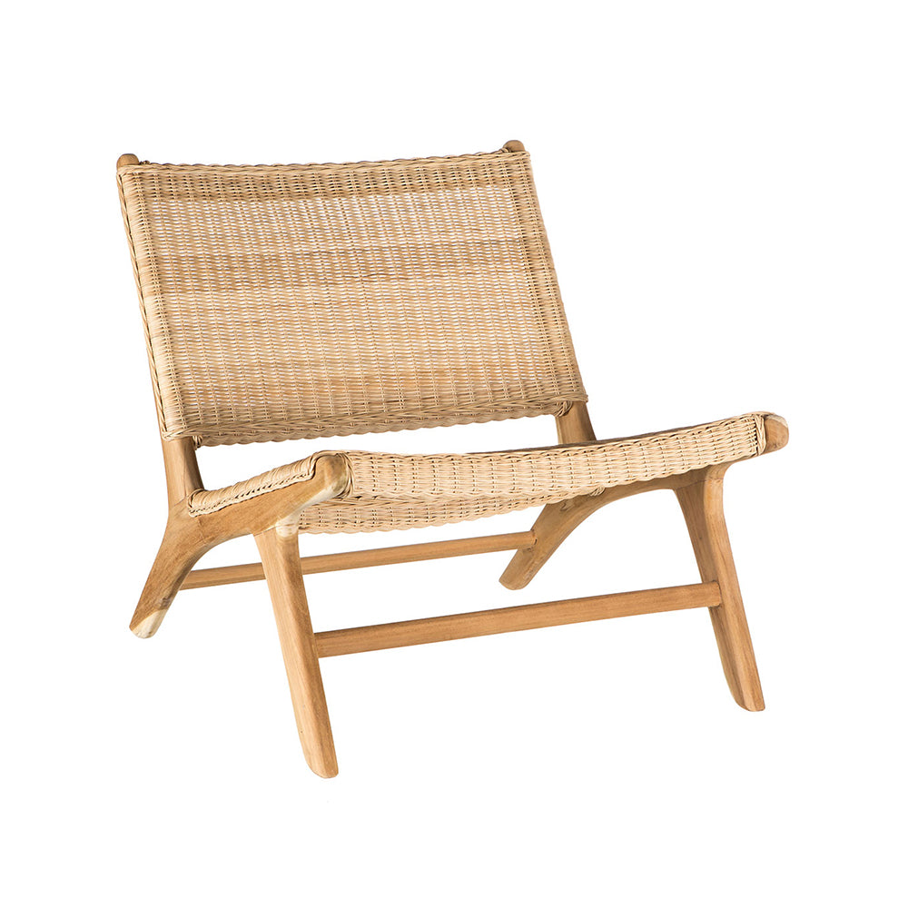 El Sillón en Madera de Teca y Ratán Reva es un sillón bajo, sin brazos, con asiento y respaldo de ratán tejido, sobre una estructura de madera de teca clara, ideal como sillón para sala.
