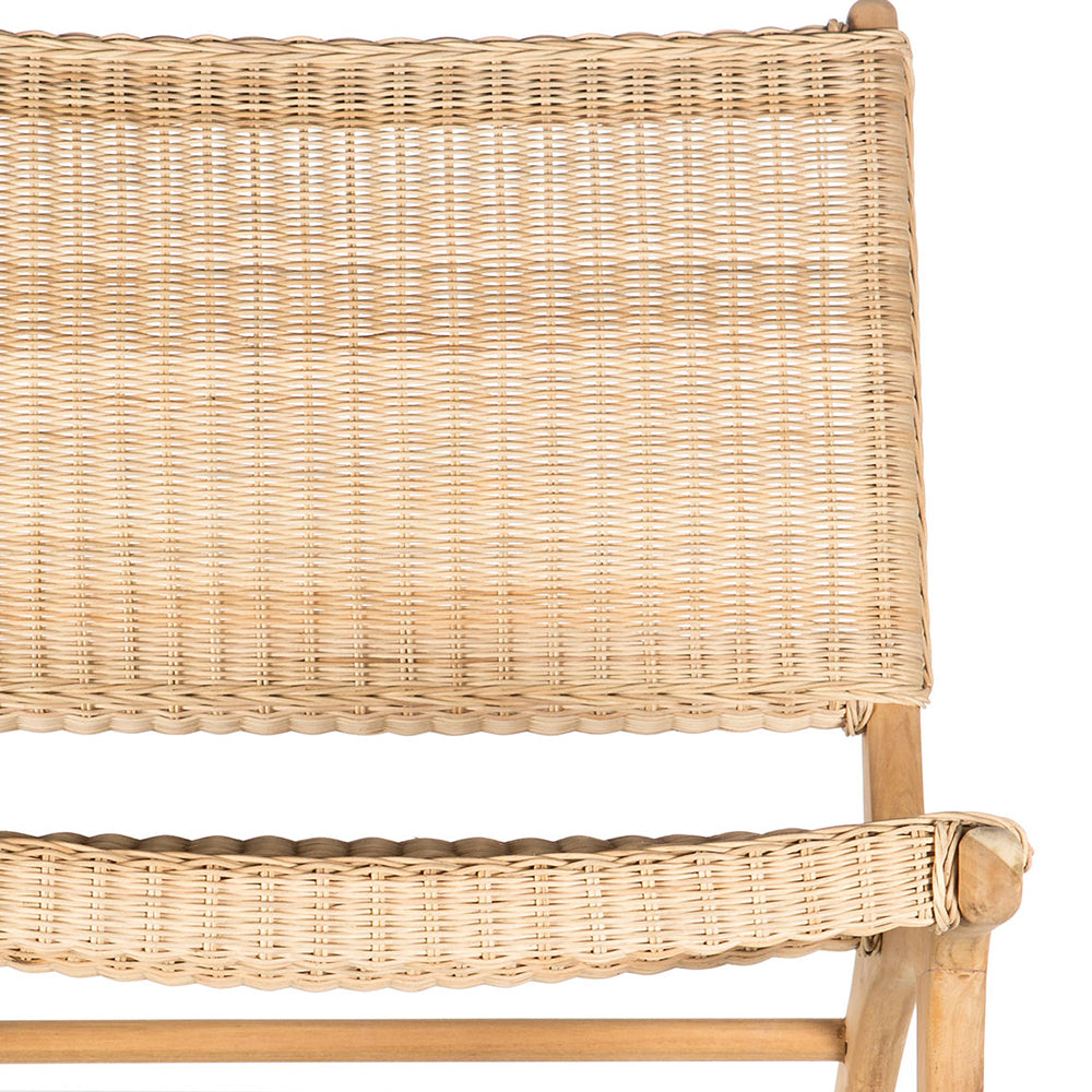 Detalle del respaldo y el asiento de ratán tejido con un marco de madera de teca clara: el elegante Sillón en Madera de Teca y Ratán Reva es ideal como sillón para sala, sobre un fondo blanco.