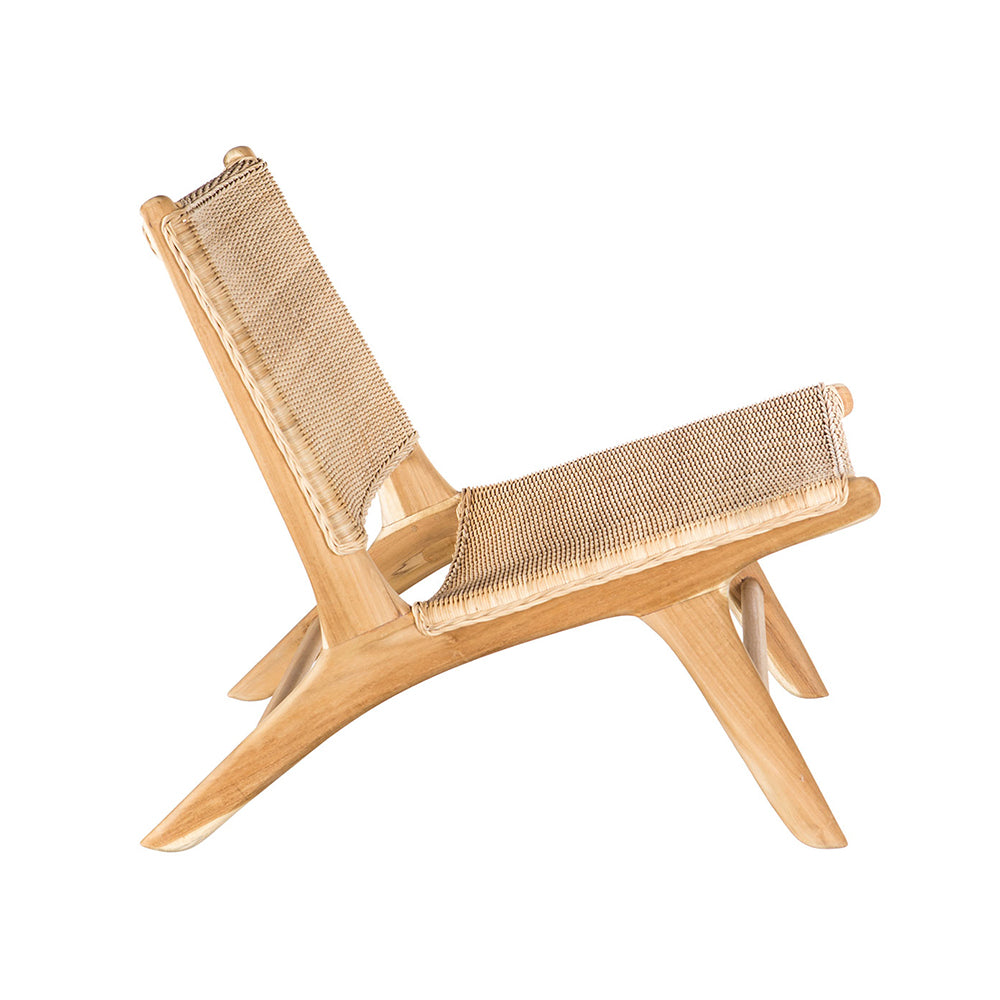 Vista lateral del Sillón en Madera de Teca y Ratán Reva, un sillón con asiento y respaldo tejidos, patas en ángulo y diseño minimalista, ideal como un sillón de teca y ratán para sala.
