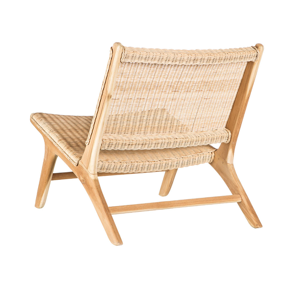 El Sillón en Madera de Teca y Ratán Reva presenta un diseño minimalista y natural con asiento y respaldo de ratán tejido, ideal como sillón para sala. Visto desde atrás en ángulo, destaca su elegante artesanía.