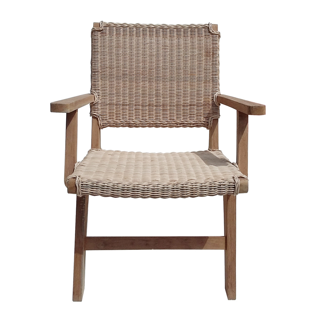 Vista frontal del Sillón en Madera de Teca y Ratán Kresna, un sillón de madera con asiento y respaldo de ratán tejido, sobre un fondo blanco liso.