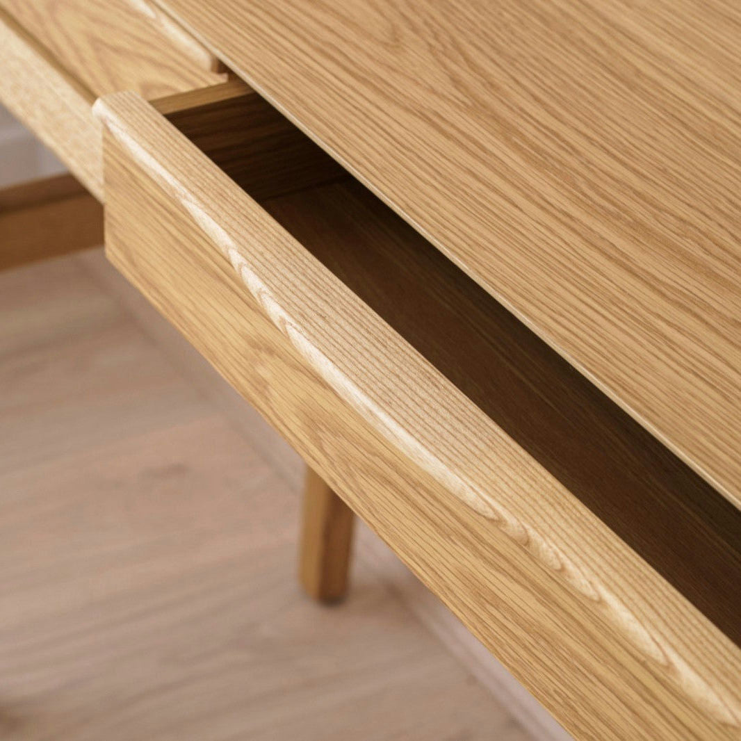 Una vista de cerca de la Consola en Roble Escandinavo Bergen, que presenta un cajón abierto que muestra su veta de madera natural y su elegante diseño nórdico.
