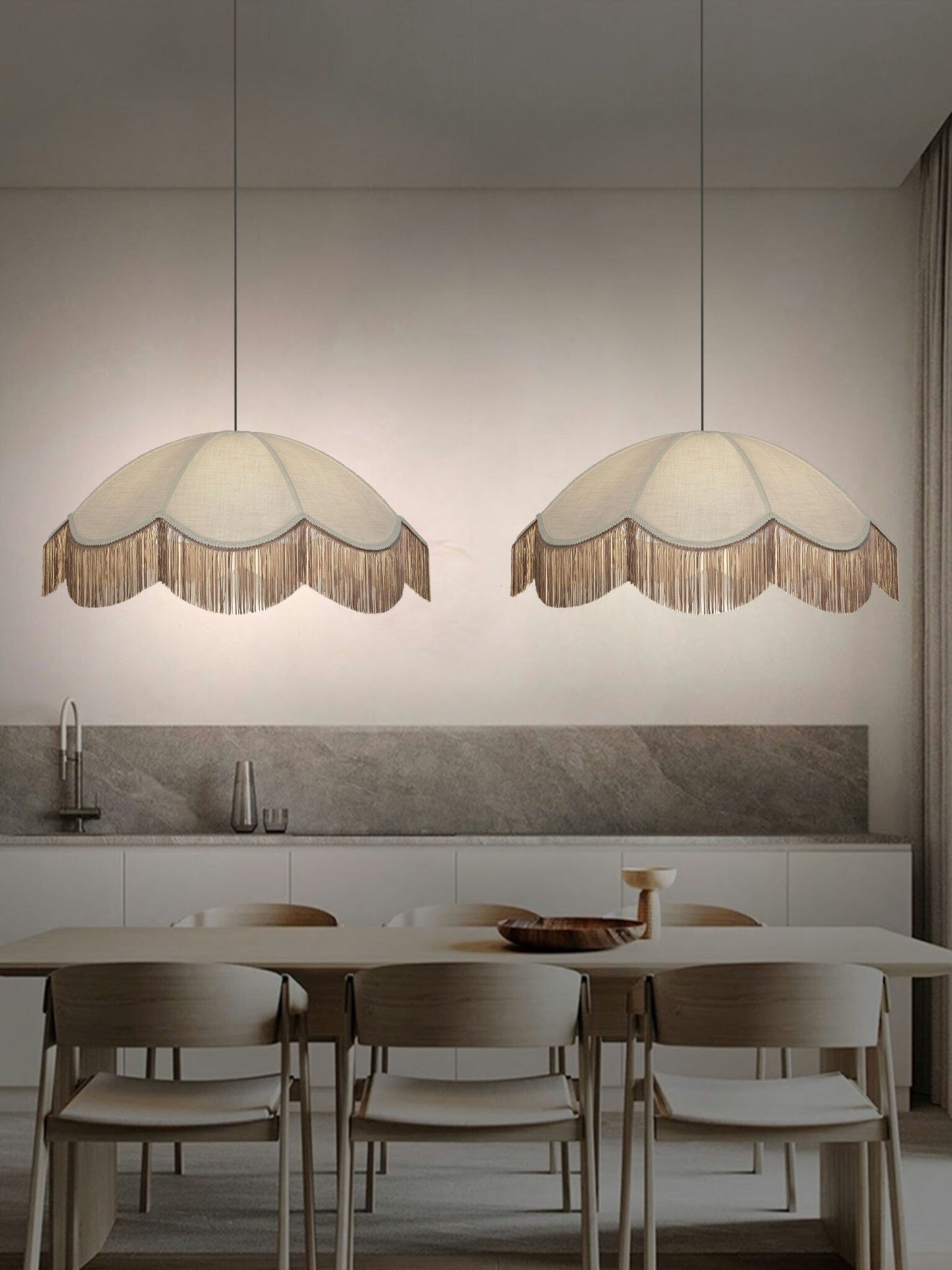 Un comedor moderno resalta una mesa y sillas debajo de dos elegantes Lámpara de Techo Colgante Vintage Crema 30162, con un diseño festoneado que crea una luz acogedora en el espacio minimalista que insinúa el diseño escandinavo.