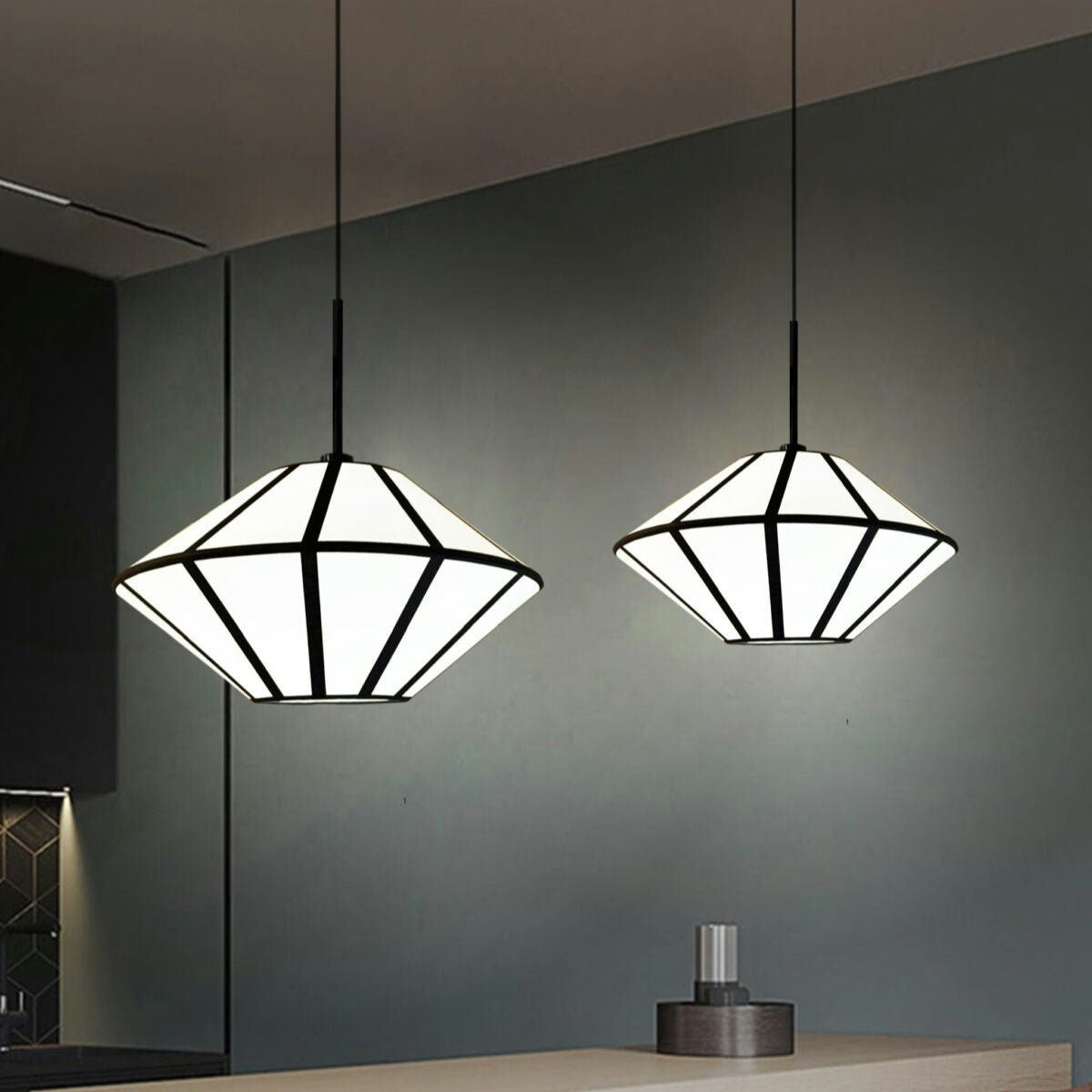 Dos Lámpara de Techo Colgante Vintage Cristal Noir 30163 con diseños geométricos cuelgan del techo, proyectando un brillo cálido en una habitación mínimamente amueblada que encarna el diseño moderno minimalista.