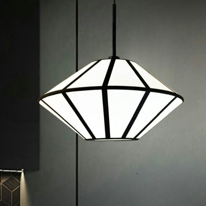 La Lámpara de Techo Colgante Vintage Cristal Noir 30163 presenta un marco negro y paneles blancos, colgando elegantemente sobre un fondo oscuro, mostrando un diseño moderno minimalista que realza los interiores con estilo moderno.