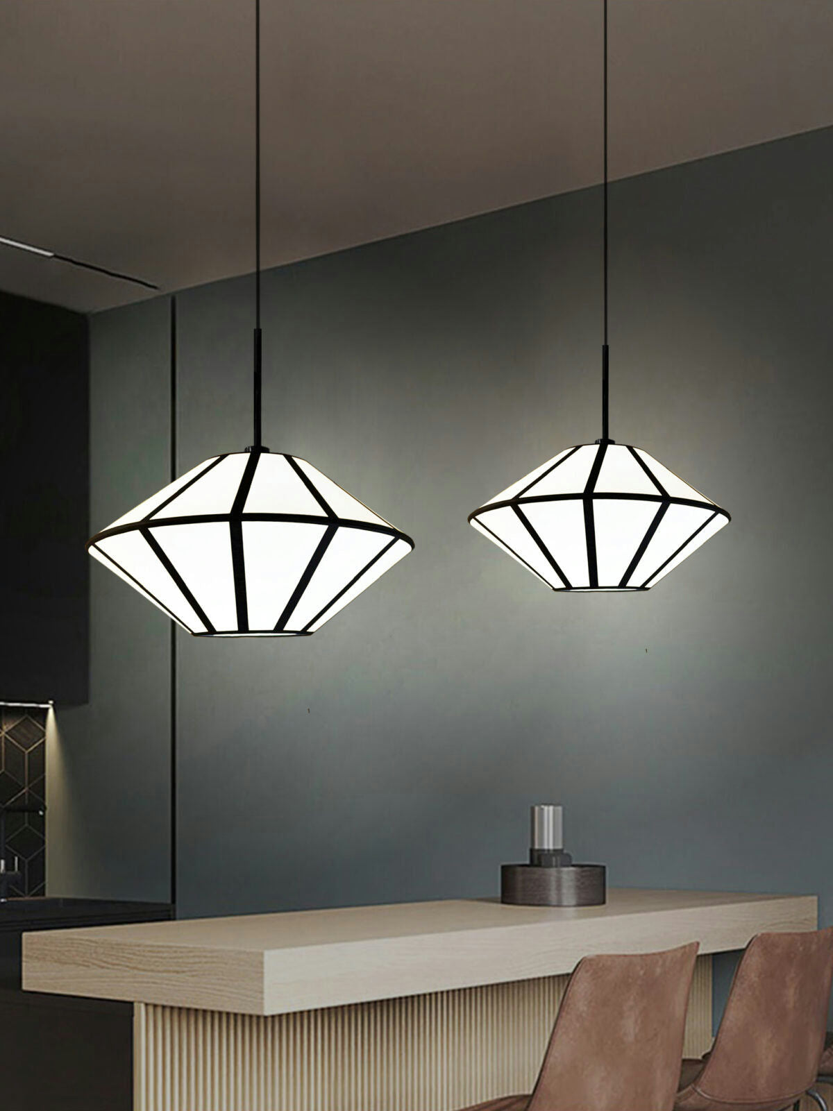 Un dúo de Lámparas de Techo Colgante Vintage Cristal Noir 30163 ilumina una moderna encimera de cocina con taburetes beige contra una pared verde oscuro, capturando un diseño moderno y minimalista.