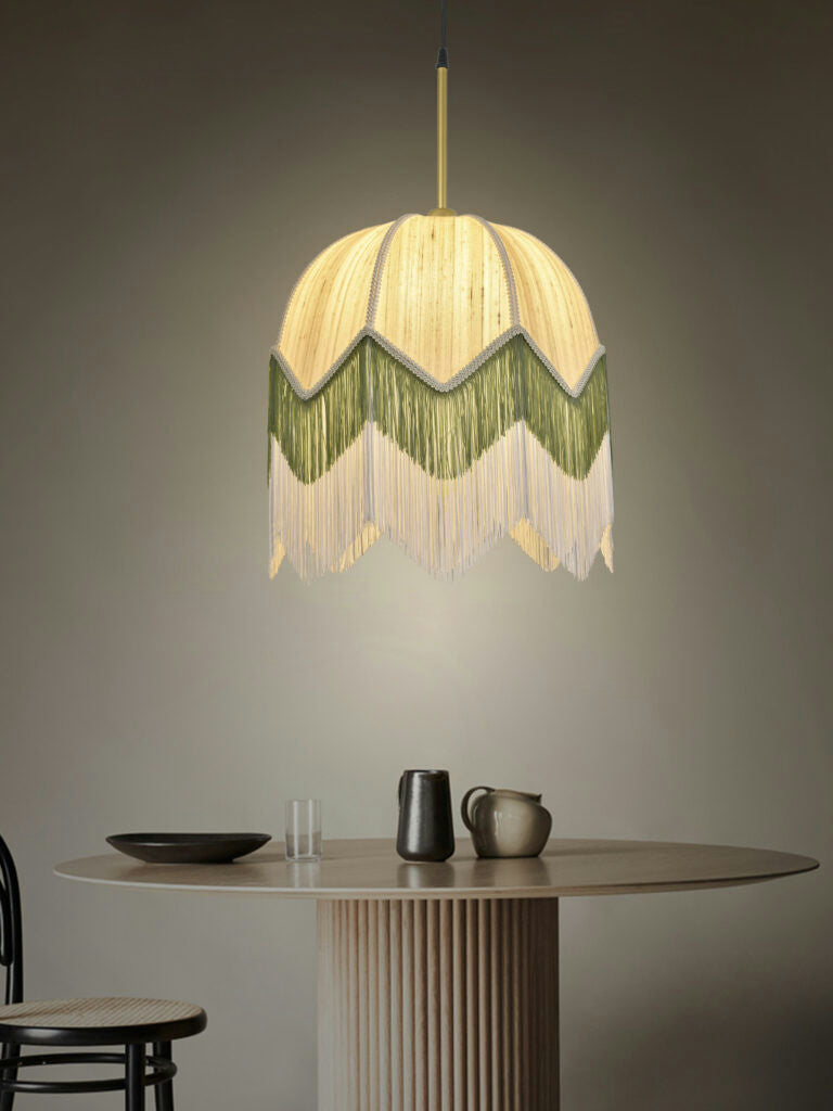 La Lámpara de Techo Colgante Vintage de Flecos 30148 con un estilo Art Decó cuelga sobre una mesa redonda con un plato negro, un vaso y una jarra, proyectando una iluminación difusa contra el fondo neutro.