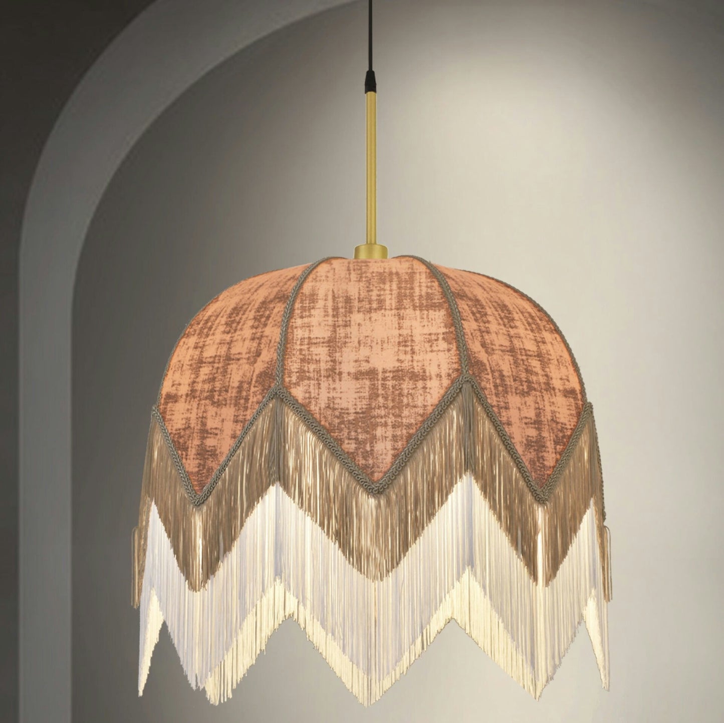 La Lámpara de Techo Colgante Vintage de Flecos 30155 presenta una pantalla de tela con flecos en zigzag en beige y marrón, suspendida de un cordón negro sobre un fondo neutro, agregando un toque bohemio.