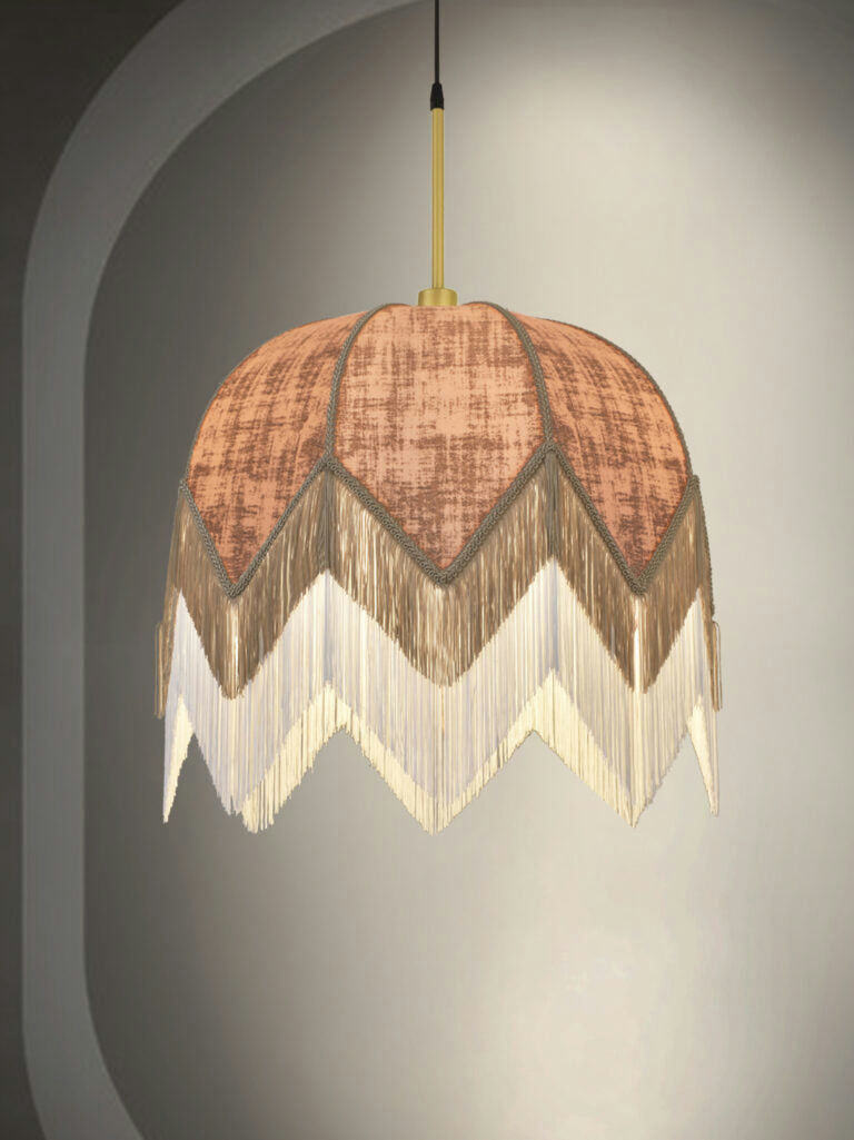 La Lámpara de Techo Colgante Vintage de Flecos 30155 presenta una forma de cúpula bohemia con bordes con flecos en cálidos tonos marrones y beige, sobre un fondo arqueado neutro.
