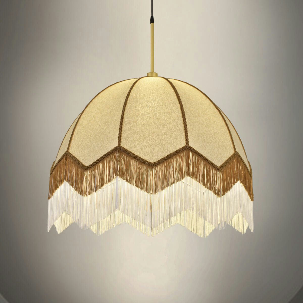 La Lámpara de Techo Colgante Vintage de Flecos 30156 es una lámpara en forma de cúpula con una pantalla de tela beige y borde marrón en zigzag, que cuelga del techo sobre un fondo neutro.