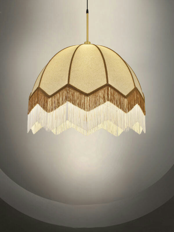 La Lámpara de Techo Colgante Vintage de Flecos 30156, con una pantalla de tela y detalles bohemios de flecos, cuelga elegantemente sobre un fondo neutro.