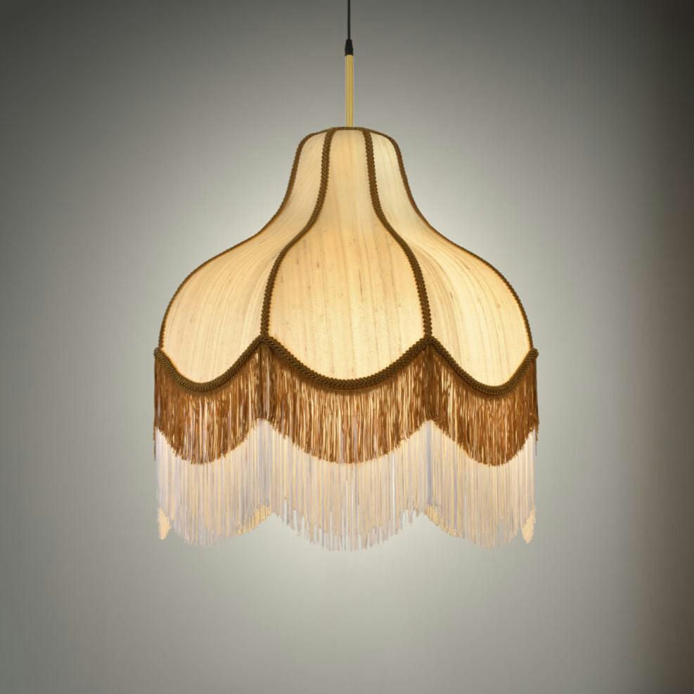 La Lámpara de Techo Colgante Vintage de Flecos 30158 presenta una pantalla festoneada y con flecos en un tono amarillento, que cuelga elegantemente sobre un fondo neutro y captura una mezcla ecléctica de estética clásica y moderna.