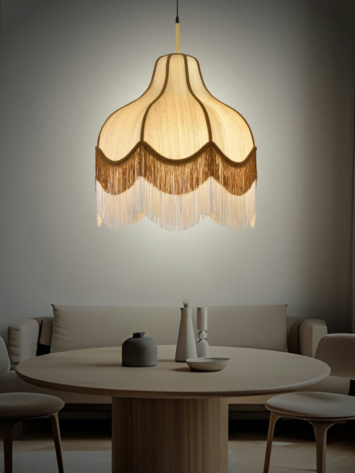 La Lámpara de Techo Colgante Vintage de Flecos 30158 ilumina una mesa redonda y sillas en una habitación tenuemente iluminada, desprendiendo un estilo ecléctico.