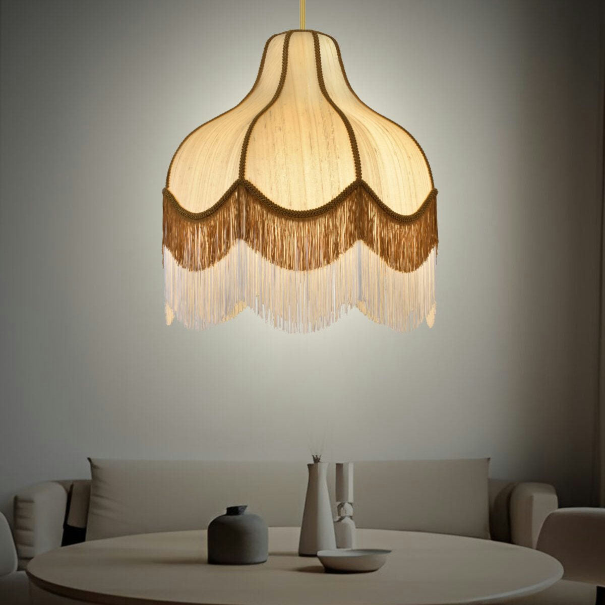 La Lámpara de Techo Colgante Vintage de Flecos 30158 cuelga sobre un sofá redondeado blanco, acompañada por un jarrón blanco y uno pequeño negro en una mesa gris claro, capturando un estilo ecléctico que fusiona comodidad moderna con encanto vintage.