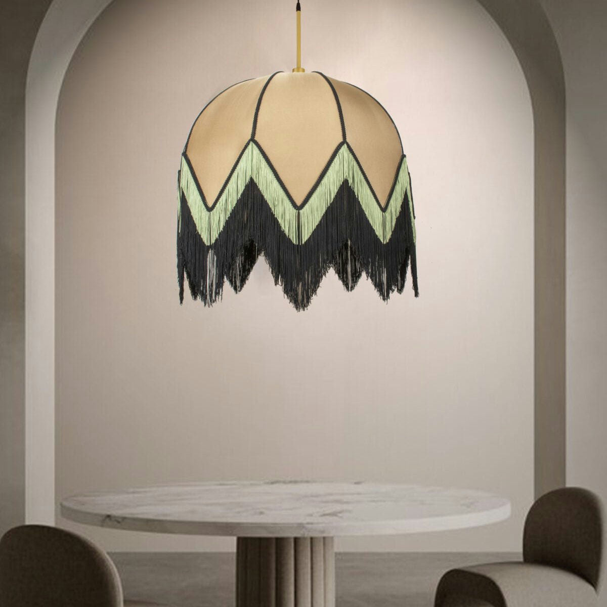 En una sala arqueada y minimalista, la Lámpara de Techo Colgante Vintage de Flecos CafeLatte 30159 con flecos verdes y negros resalta el diseño innovador sobre una mesa redonda de mármol.