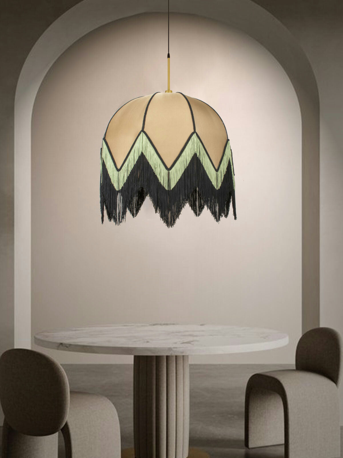 Una mesa redonda de mármol con dos sillas se encuentra debajo de la Lámpara de Techo Colgante Vintage de Flecos CafeLatte 30159, que presenta una pantalla con flecos en color beige, verde y negro, que muestra un diseño innovador dentro de un nicho arqueado.