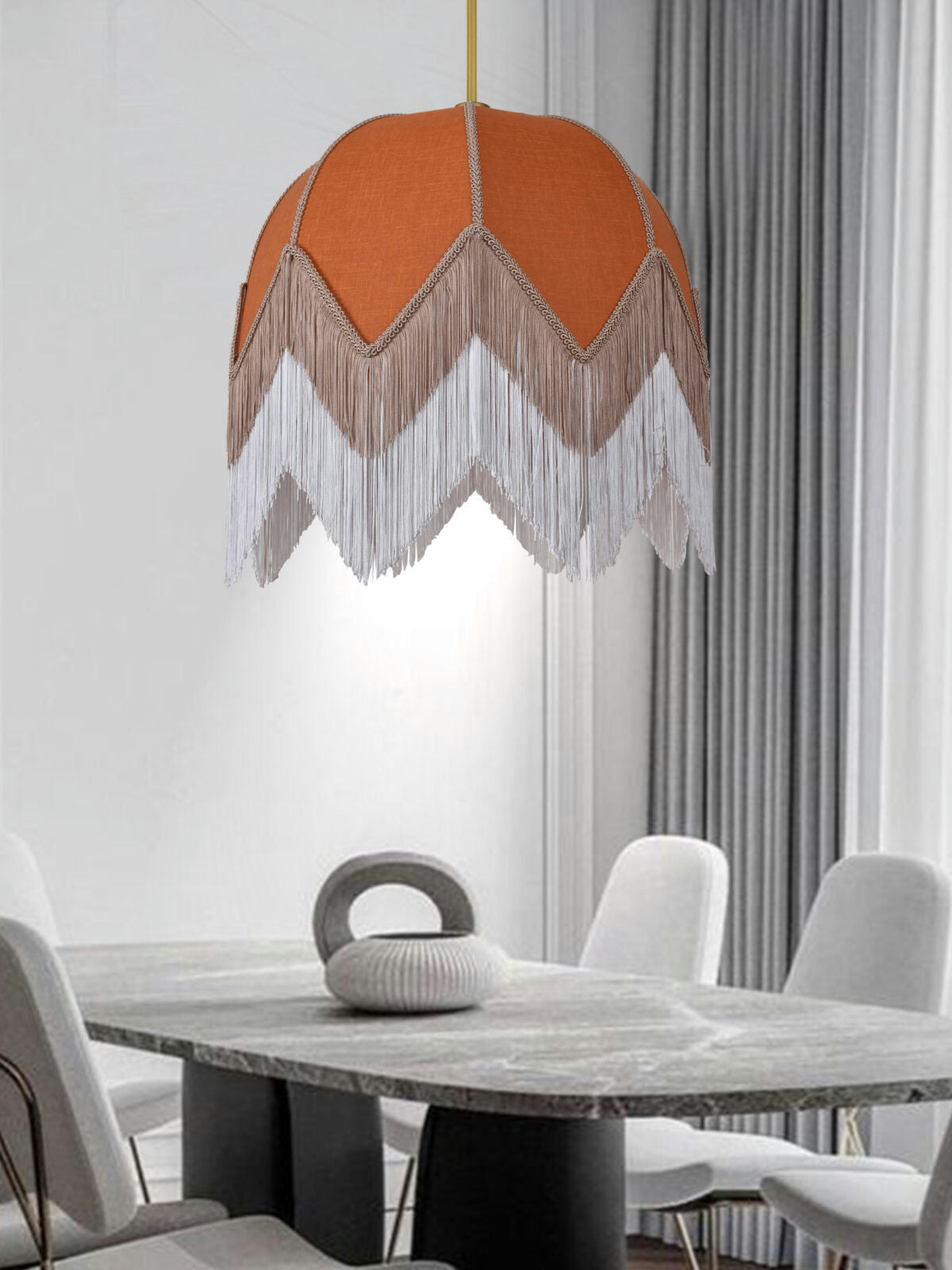 Un comedor moderno cuenta con una mesa redonda con sillas blancas. En el techo, la Lámpara de Techo Colgante Vintage de Flecos Terracota 30160 agrega un toque bohemio, mientras que las cortinas grises crean un fondo elegante.