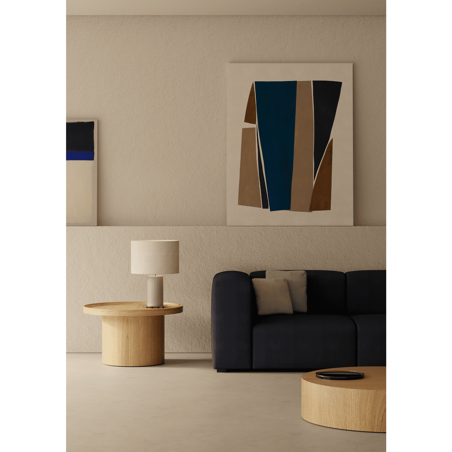 Una sala de estar minimalista cuenta con un sofá negro, una mesa de madera con una lámpara de mesa Dab y arte de pared abstracto sobre paredes de color beige claro, que encarna la elegancia contemporánea.