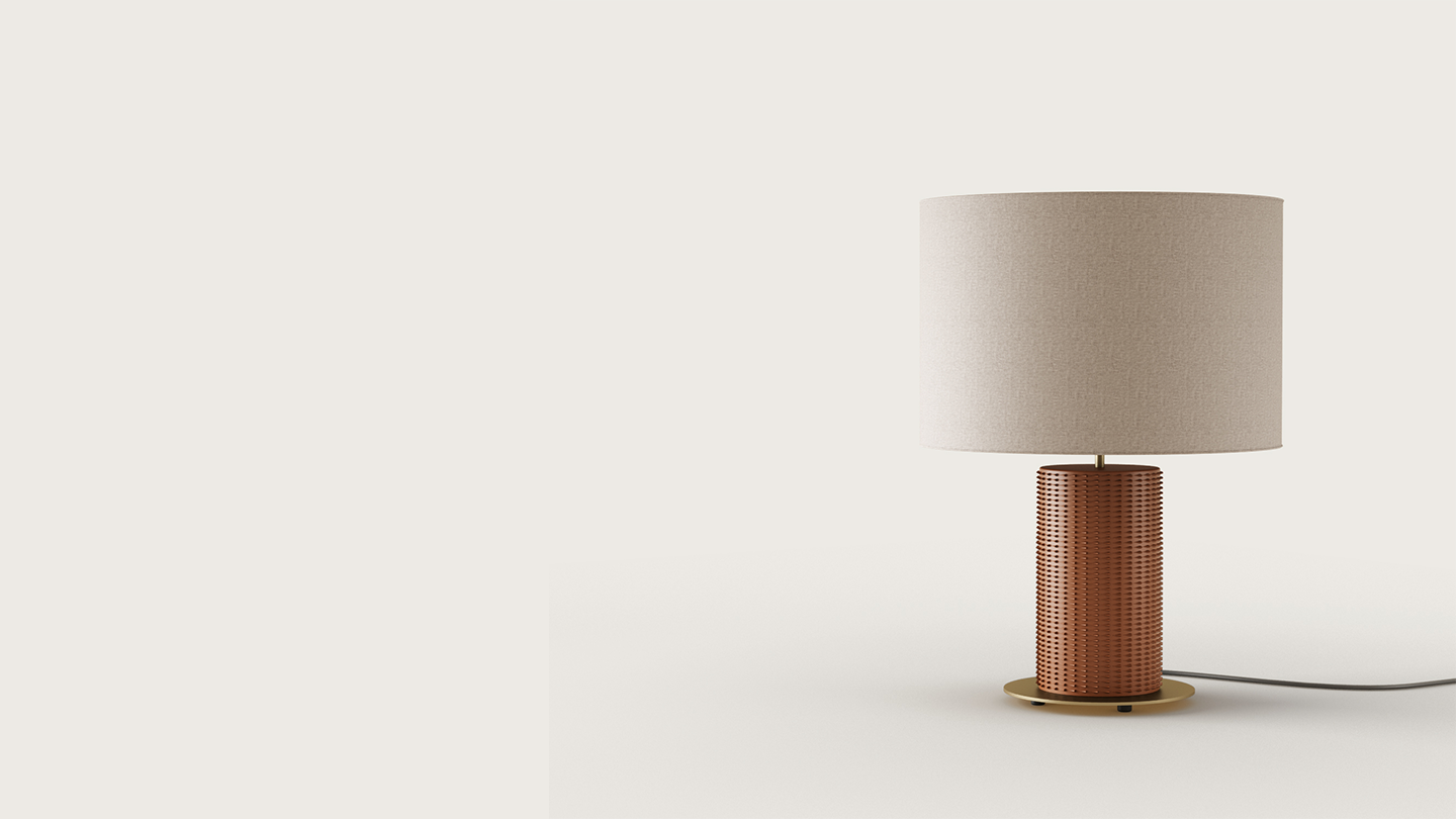 La lámpara de mesa Dab presenta una base cilíndrica texturizada y una pantalla beige sencilla, capturando la elegancia contemporánea sobre un fondo liso.