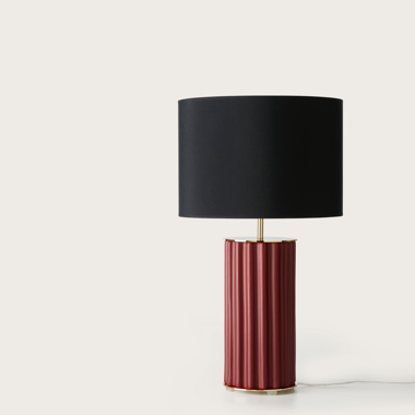 La lámpara de mesa Sonica cuenta con una elegante base acanalada roja combinada con una pantalla cilíndrica negra, proporcionando una iluminación acogedora para cualquier espacio.