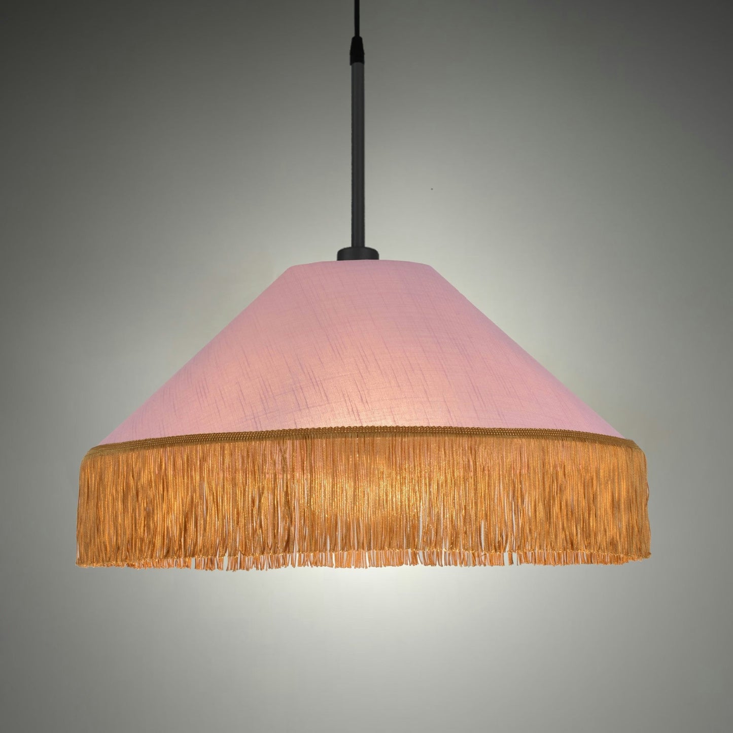 Sobre un fondo liso cuelga la Lámpara de techo Colgante de Flecos Dorados 30154, una lámpara colgante rosa con una amplia pantalla cónica acentuada por un borde de flecos dorados.