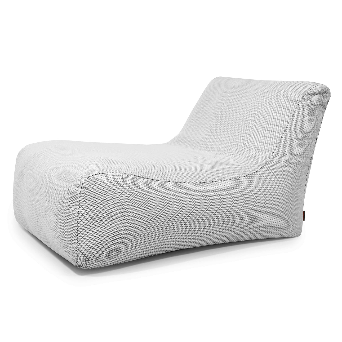 El Bean bag Lounge 100 Canaria es un moderno sillón sin brazos, de perfil bajo y curvado y tapizado en gris claro, diseñado para su uso en exteriores y que ofrece una comodidad relajada similar a la de un bean bag, sobre un fondo blanco.