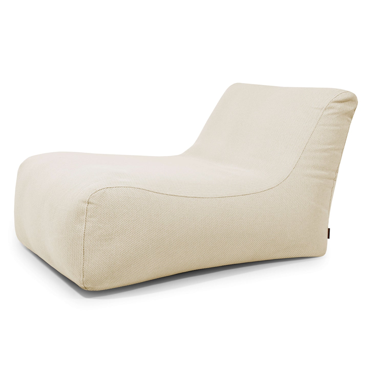 El Bean bag Lounge 100 Canaria es un moderno sillón sin brazos, de perfil bajo y diseño curvado, tapizado en tejido beige claro y apto para exteriores.