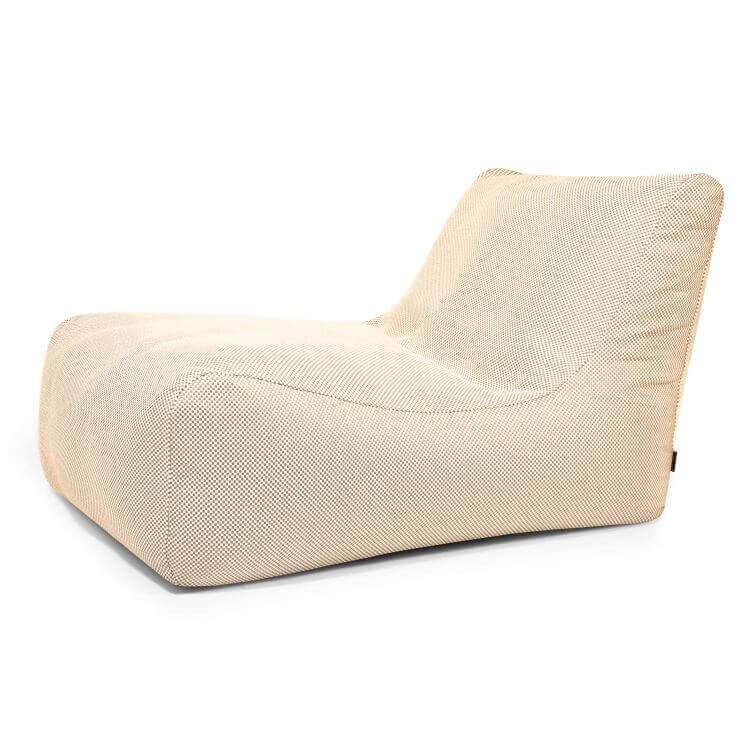 La Bean Bag Lounge 100 Capri - uso exterior es una moderna tumbona de color beige con un diseño curvado tipo cojín y sin patas visibles, que proporciona un estilo puf moderno y comodidad exterior, mostrada sobre un fondo blanco.