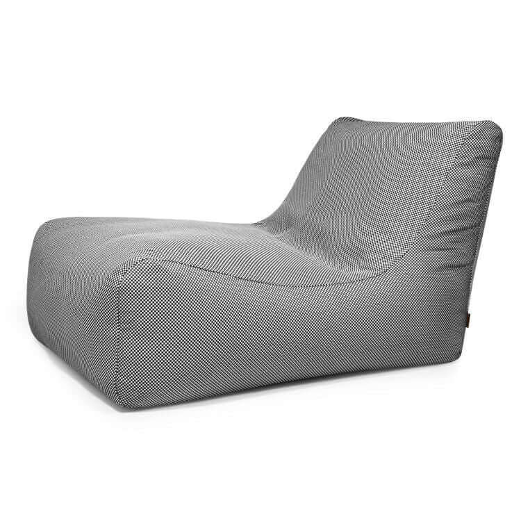 La Bean Bag Lounge 100 Capri - uso exterior es una moderna tumbona gris de perfil bajo con una forma suave y contorneada y un tejido texturizado, que se muestra sobre un fondo blanco liso.