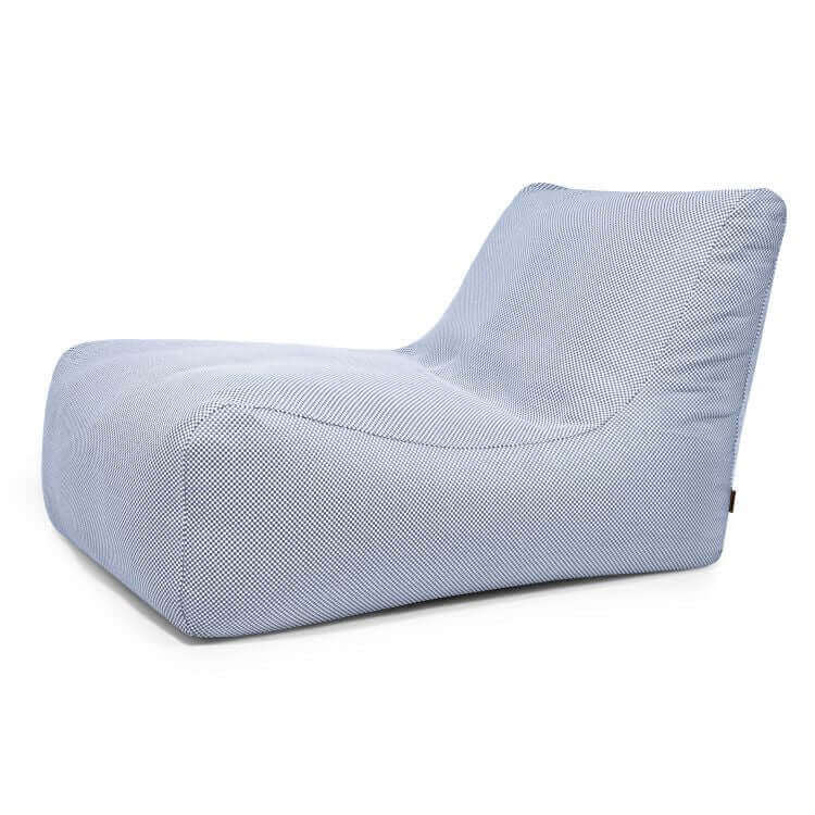 La Bean Bag Lounge 100 Capri - uso exterior es una moderna tumbona de perfil bajo con un suave tejido texturizado de color gris claro y un diseño minimalista curvado, que ofrece comodidad y estilo sobre un fondo blanco.