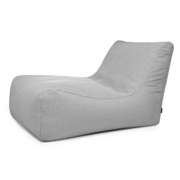 La Bean Bag Lounge 100 Capri para exterior es una moderna tumbona de tela gris claro con asiento bajo y diseño curvado y minimalista que evoca la comodidad de un puf moderno, mostrada sobre fondo blanco.