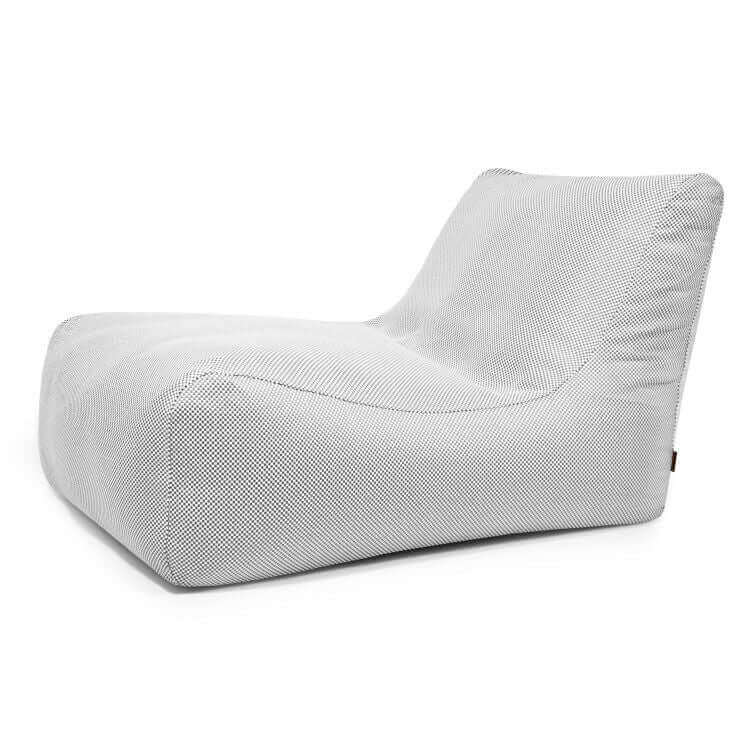 El Bean Bag Lounge 100 Capri - uso exterior es un moderno sillón de perfil bajo con un diseño curvado y minimalista y tapizado en tejido texturizado gris claro que aporta estilo y comodidad, mostrado sobre un fondo blanco.