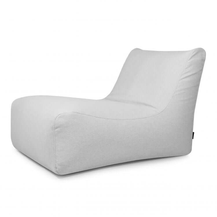 El Bean Bag Lounge 100 Dunes - uso exterior es un sillón moderno y minimalista de tela gris claro con respaldo bajo y curvado y asiento ancho para mayor comodidad, fotografiado sobre un fondo blanco.