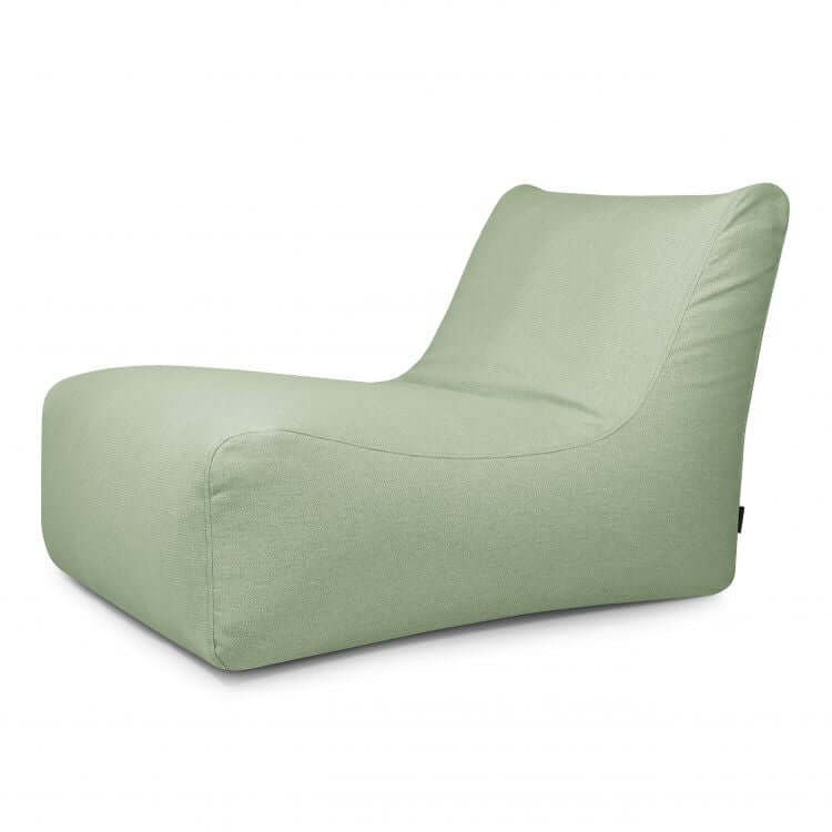 La Bean Bag Lounge 100 Dunes - uso exterior es una moderna tumbona de color verde claro con un diseño bajo, sin brazos y de curvas suaves, que ofrece la comodidad de los muebles cómodos y se asemeja a una elegante tumbona bean bag sobre un fondo blanco liso.