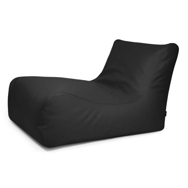 El Bean bag Lounge 100 Outside - uso exteriores es un moderno bean bag negro con asiento bajo, respaldo en ángulo y elegante exterior, que se muestra sobre un fondo blanco liso.