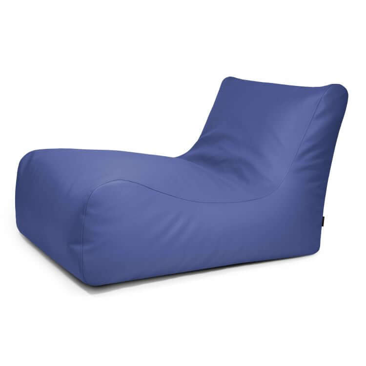 El Bean bag Lounge 100 Outside - uso exterior presenta un moderno diseño azul de contorno bajo con un resistente exterior de puff, que se muestra sobre un fondo blanco.